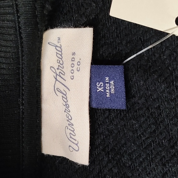 Universal Thread | Black Cropped Crewneck Sweatshirt - Picture 2 of 4